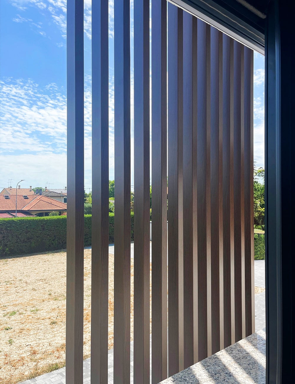 Dettaglio frangivista balcone e facciata per sede aziendale di Metron srl