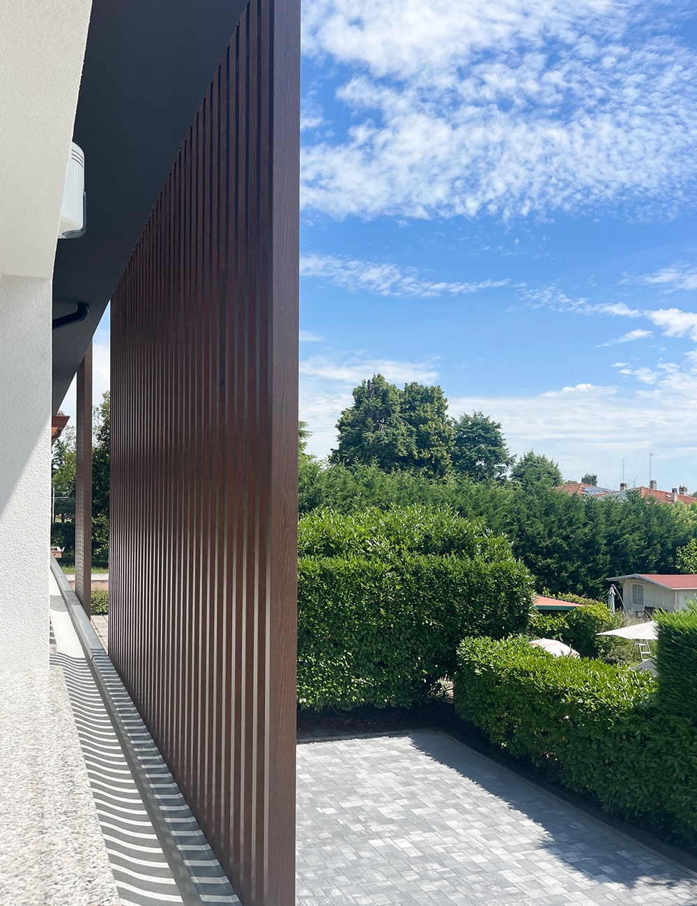Dettaglio frangivista balcone e facciata per sede aziendale di Metron srl