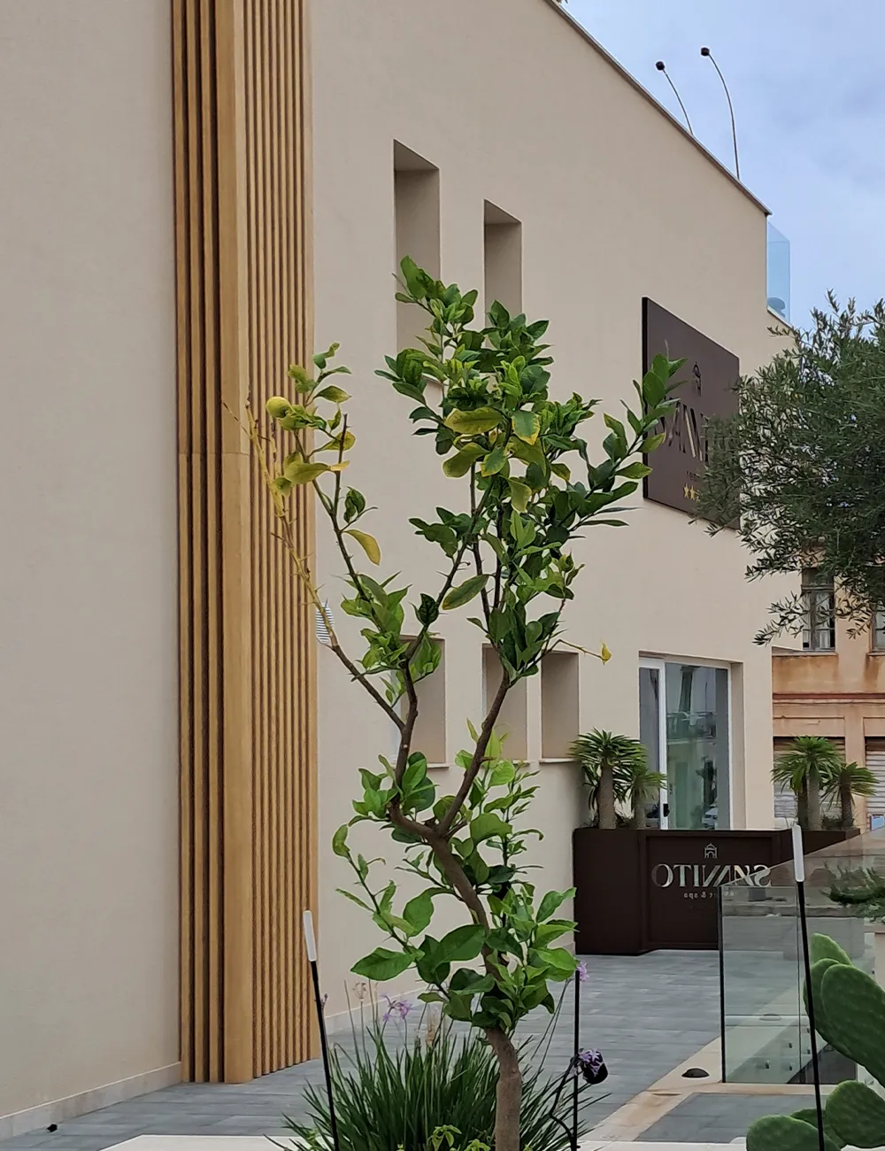 Facciata hotel San Vito Resort & Spa con rivestimenti in alluminio