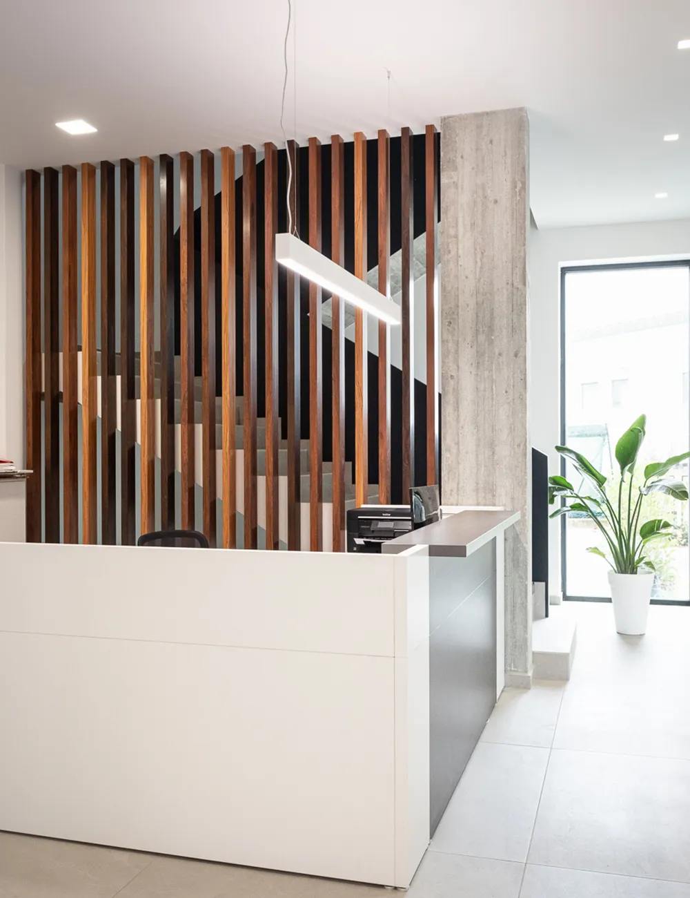 Rivestimento interno per gli uffici moderni di FAM Costruzioni