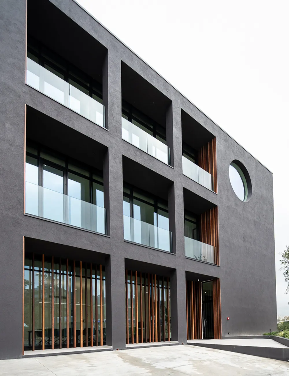 Rivestimento facciata per gli uffici moderni di FAM Costruzioni