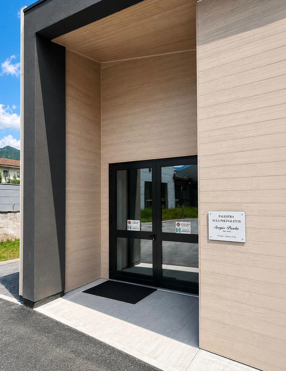 Facciata e frangisole in alluminio per palestra scolastica a Dronero